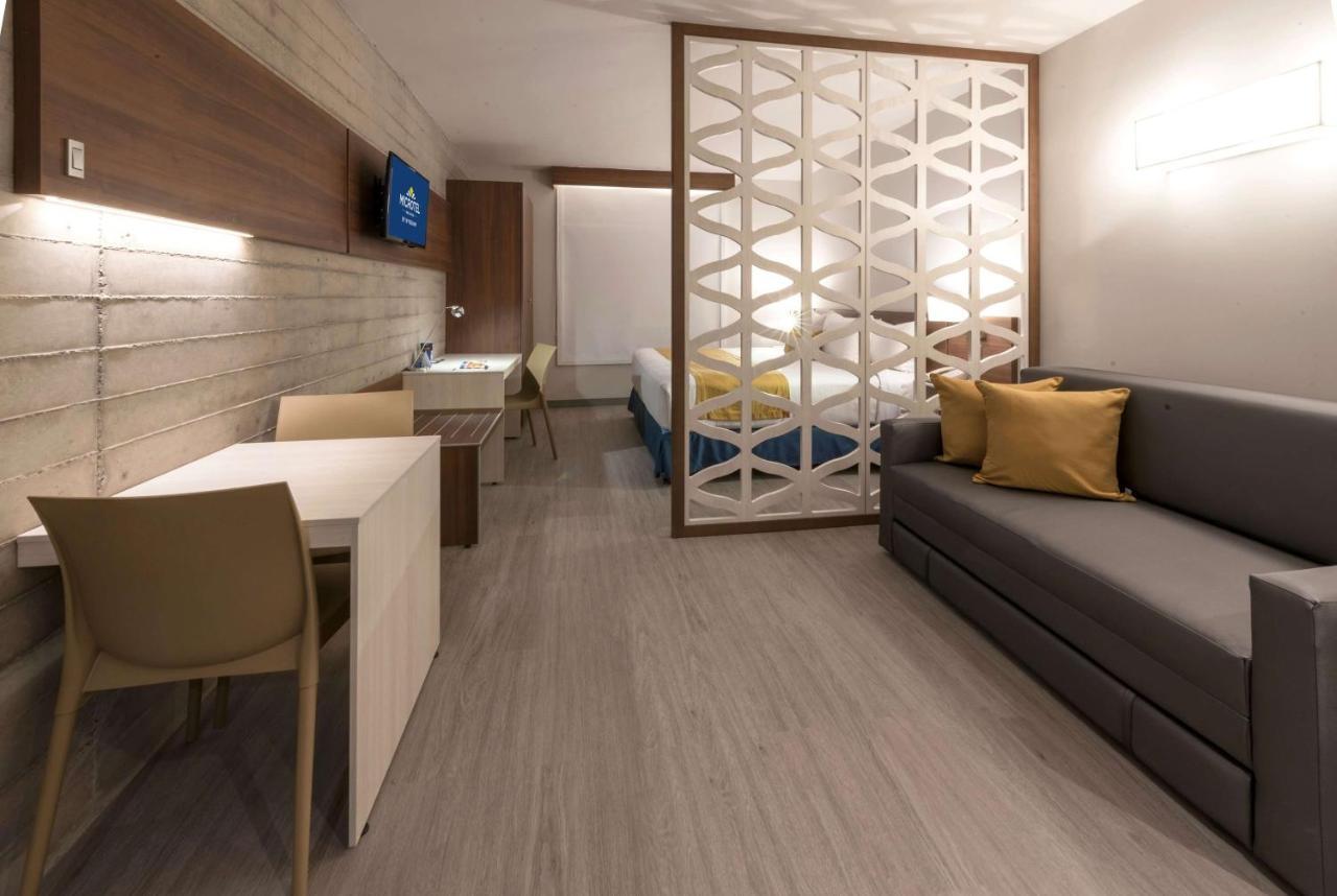 Microtel Inn & Suites By Wyndham Guadalajara Sur Palomar エクステリア 写真