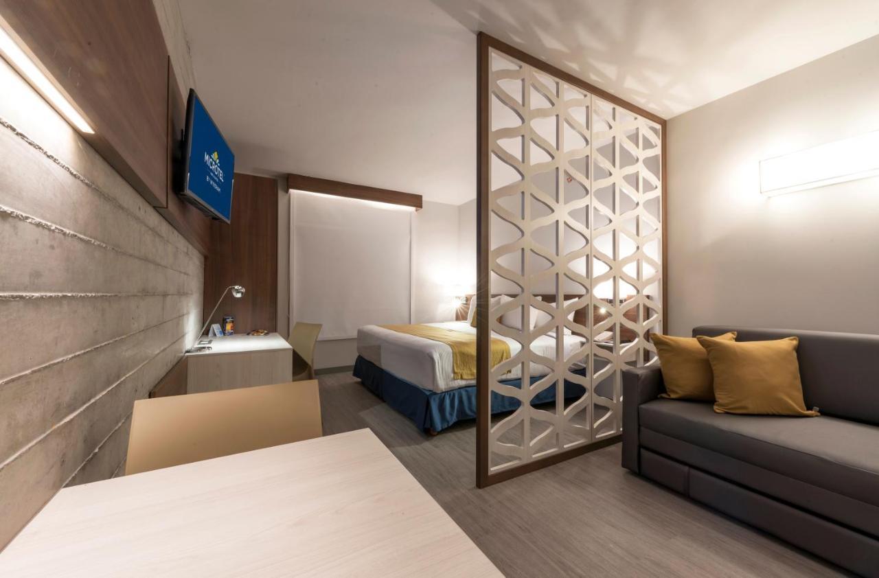 Microtel Inn & Suites By Wyndham Guadalajara Sur Palomar エクステリア 写真