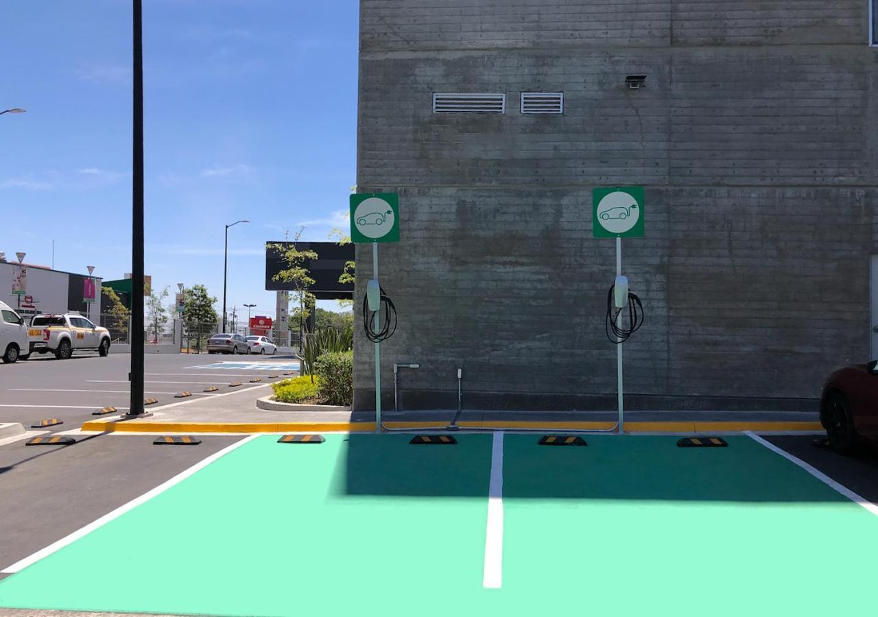 Microtel Inn & Suites By Wyndham Guadalajara Sur Palomar エクステリア 写真